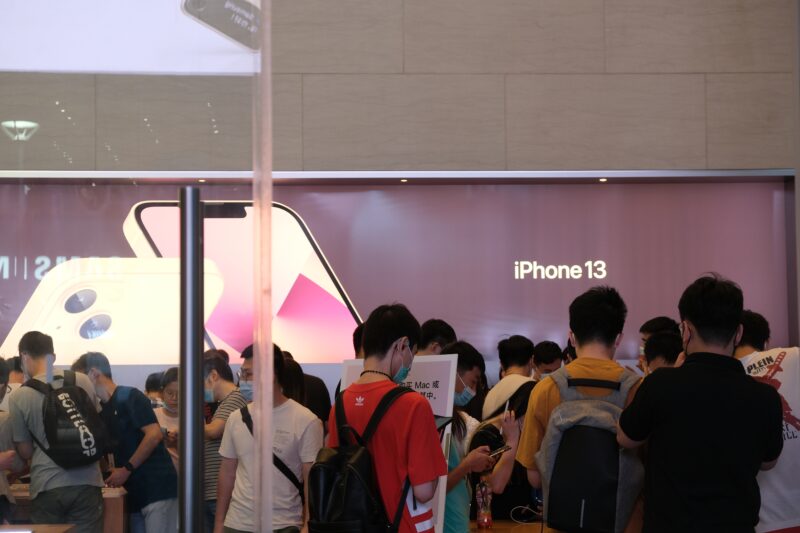 Loja da Apple na China (banner do iPhone 13)