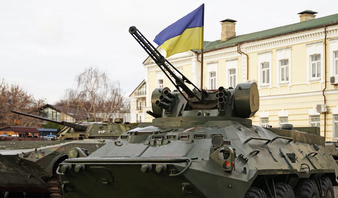 Tanque de guerra e bandeira da Ucrânia