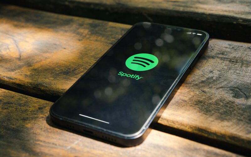 Finalmente já pode pedir à Siri músicas do Spotify no iOS 13