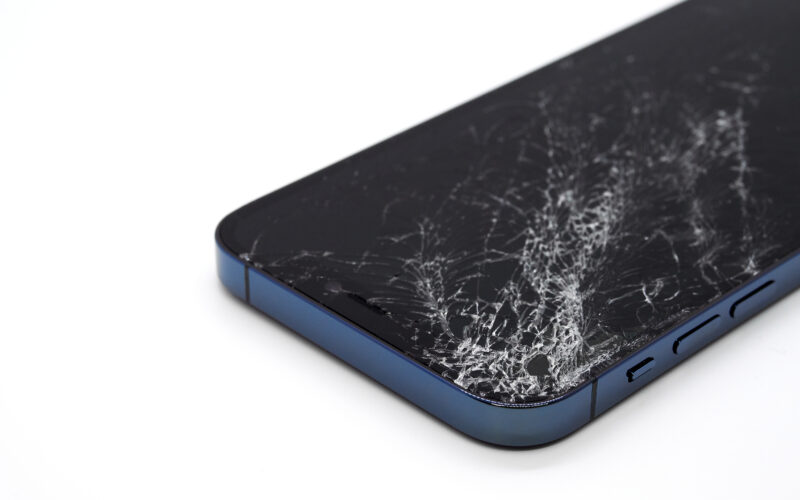 iPhone 12 Pro com o vidro quebrado