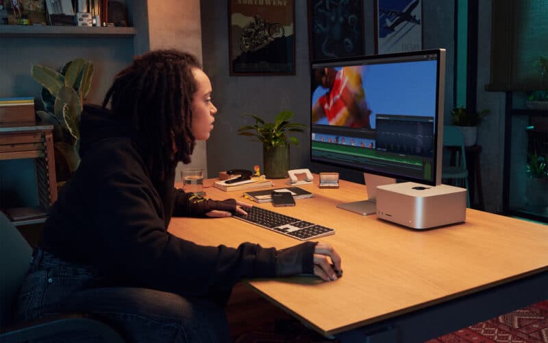 Pessoa trabalhando em Mac Studio com o Studio Display