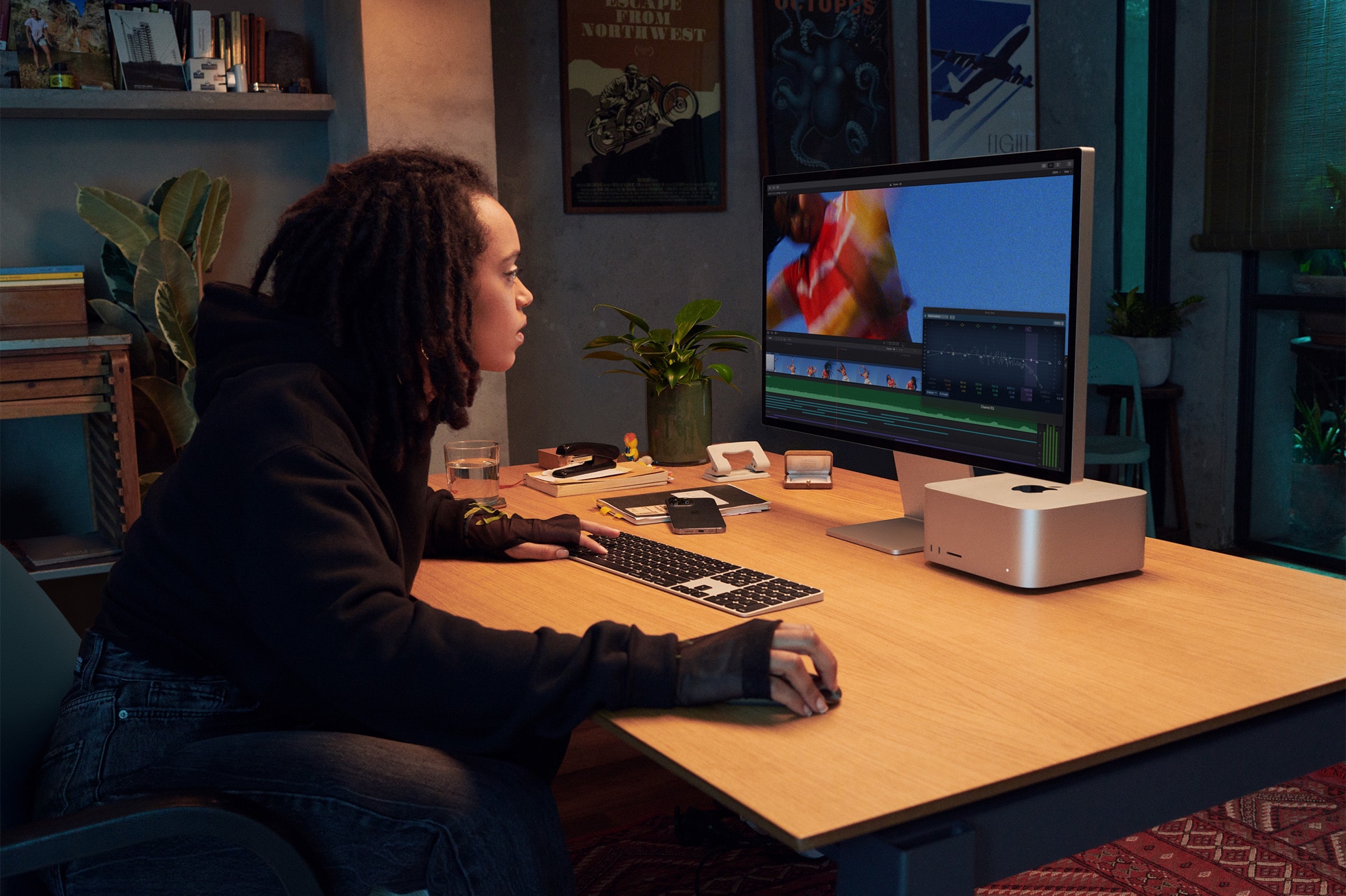 Pessoa trabalhando em Mac Studio com o Studio Display
