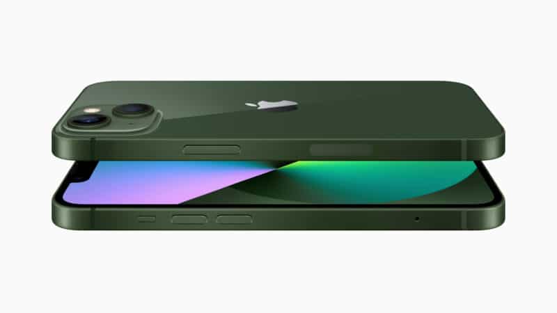 Dois iPhones 13 verdes de lado, um em cima do outro