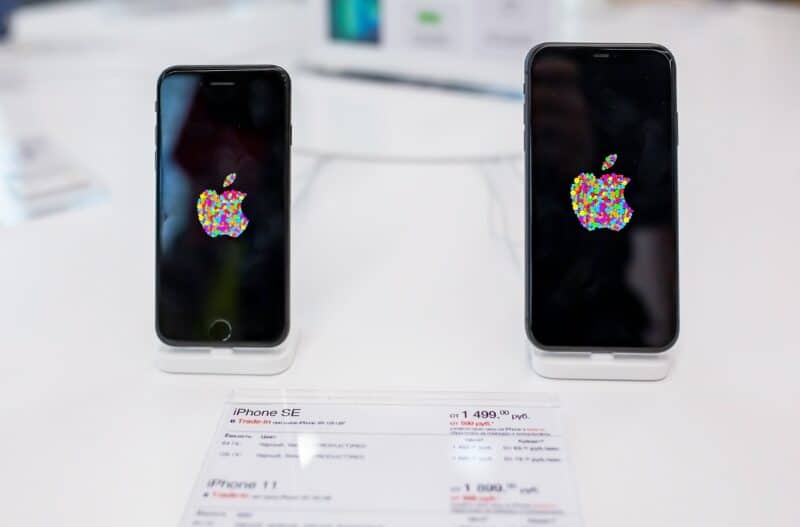 iPhone SE e iPhone 12 em loja