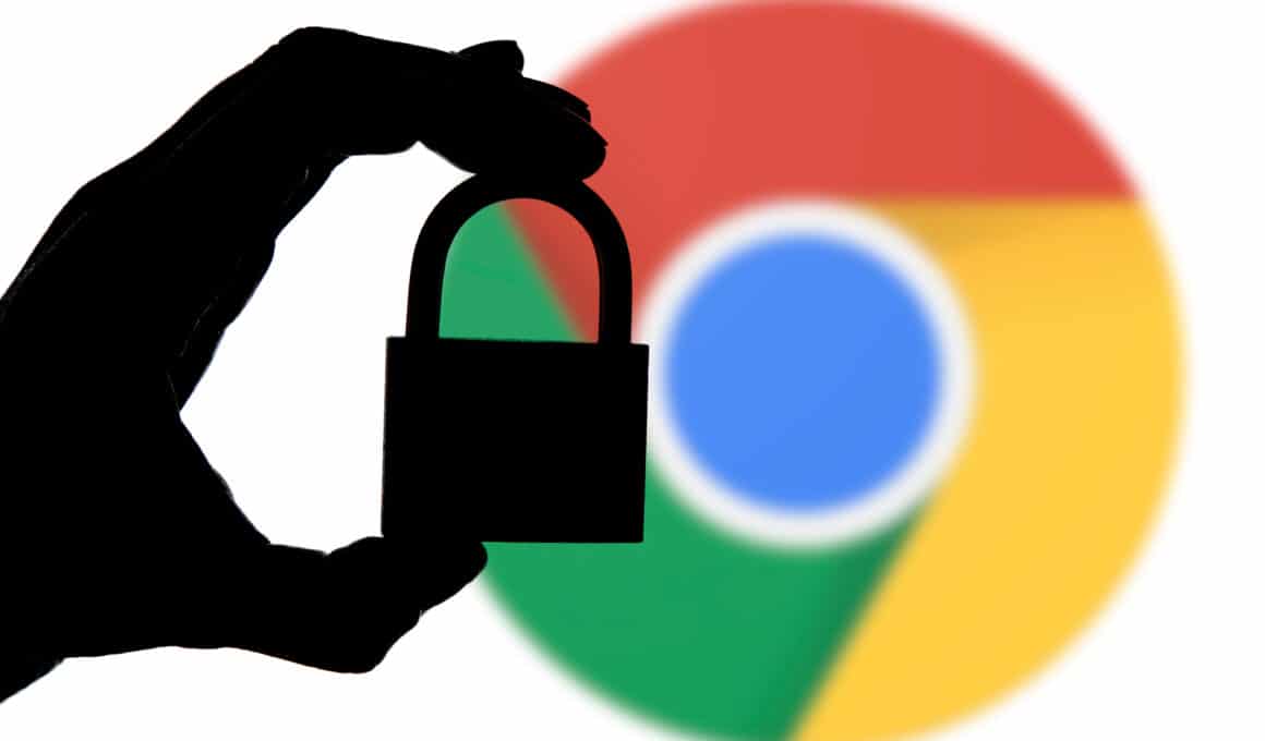 Ícone do Google Chrome ao fundo com silhueta de mão segurando um cadeado