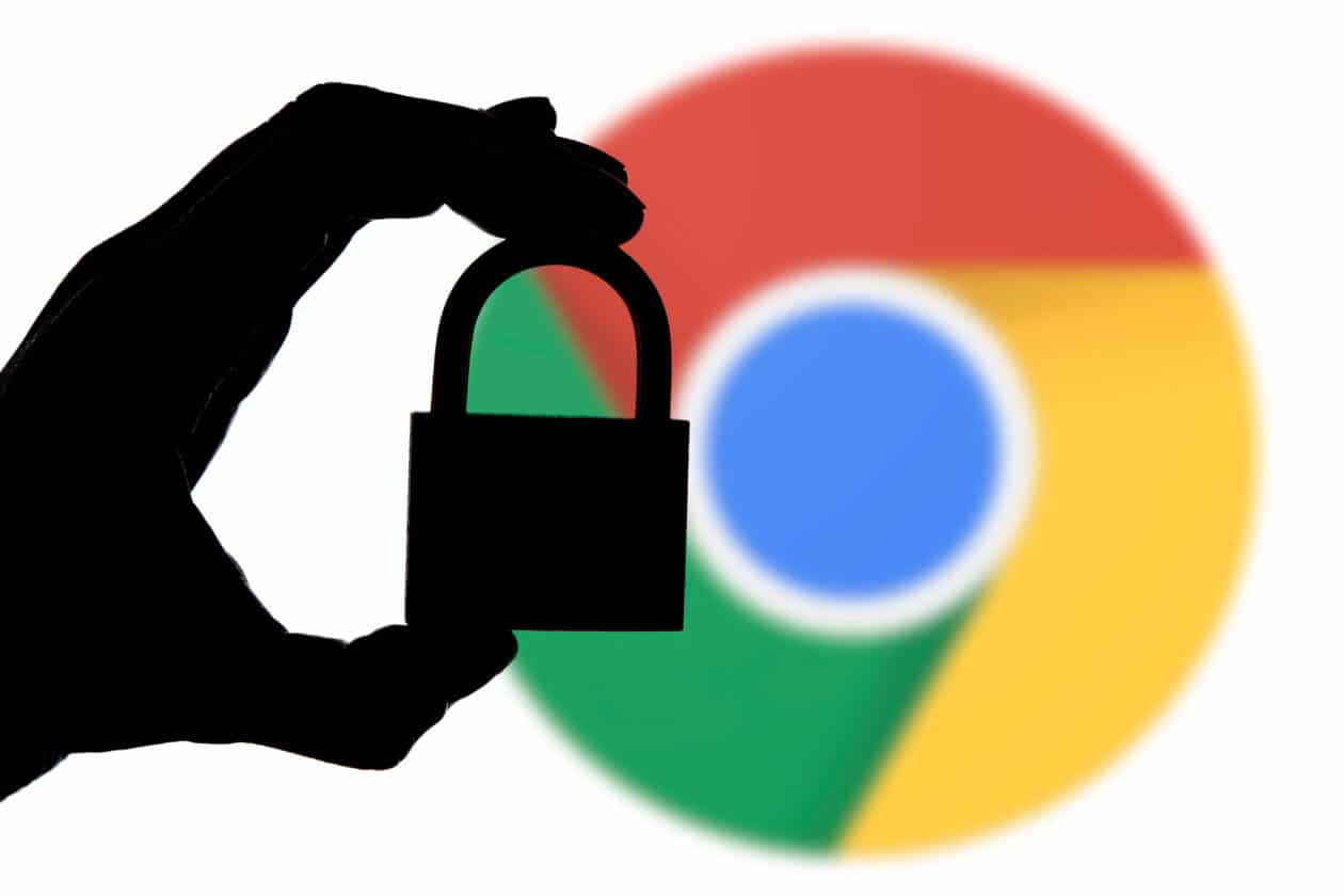 Ícone do Google Chrome ao fundo com silhueta de mão segurando um cadeado