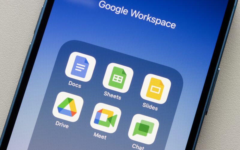 iPhone com pasta do Google Workspace (Docs, Sheets, Slides, Drive, Meet e Chat)