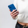 Mulher segurando iPhone 13 (mini?) azul