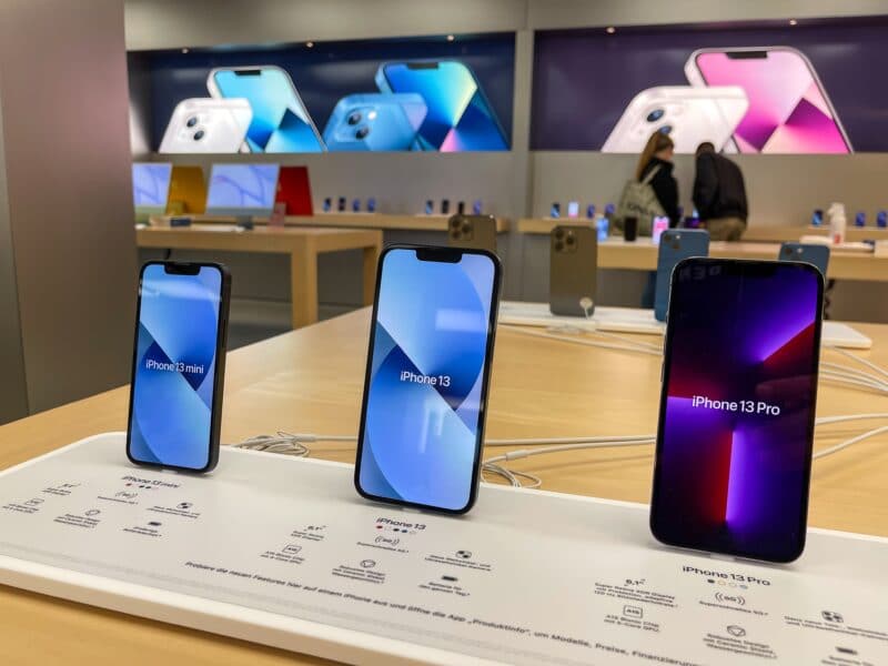 iPhones 13 em uma Apple Store