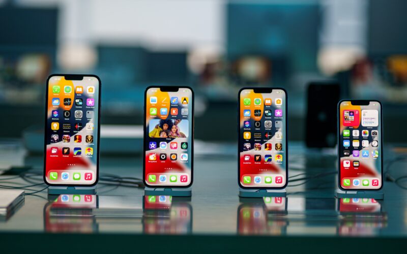 Linha iPhone 13 em exposição numa loja