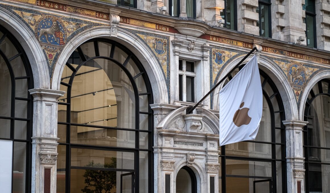 Bandeira com o logo da Apple na loja da Regent Street em Londres