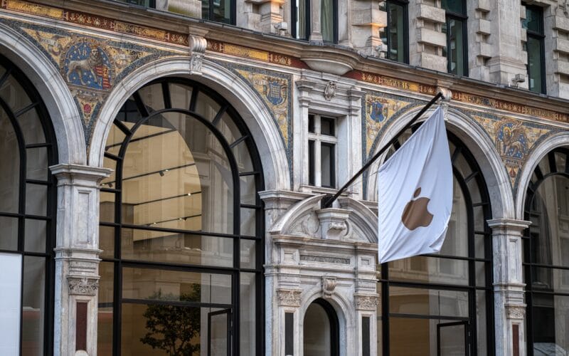Bandeira com o logo da Apple na loja da Regent Street em Londres
