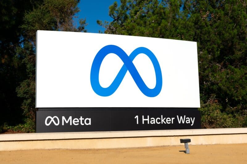 Logo da Meta em placa de 1 Hacker Way
