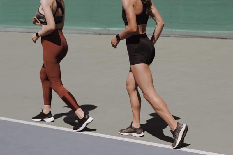 Mulheres correndo com Apple Watch