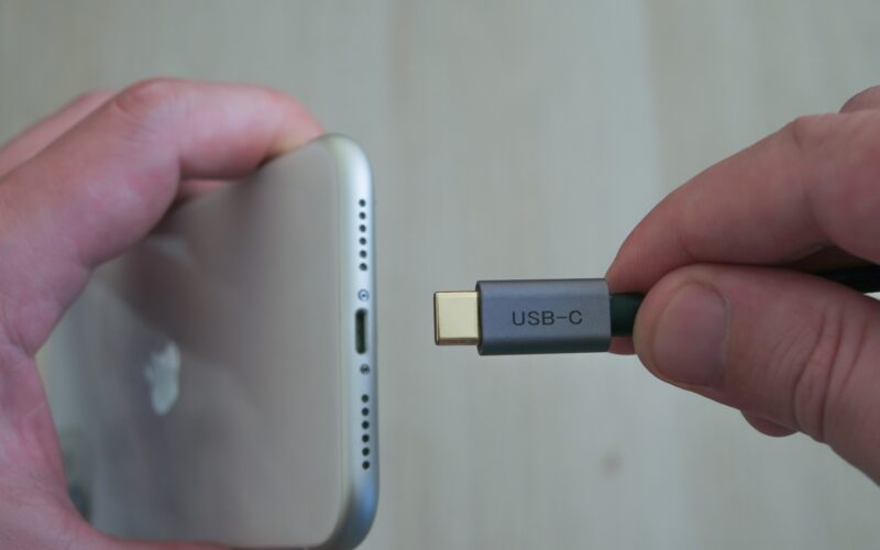 iPhone e cabo USB-C