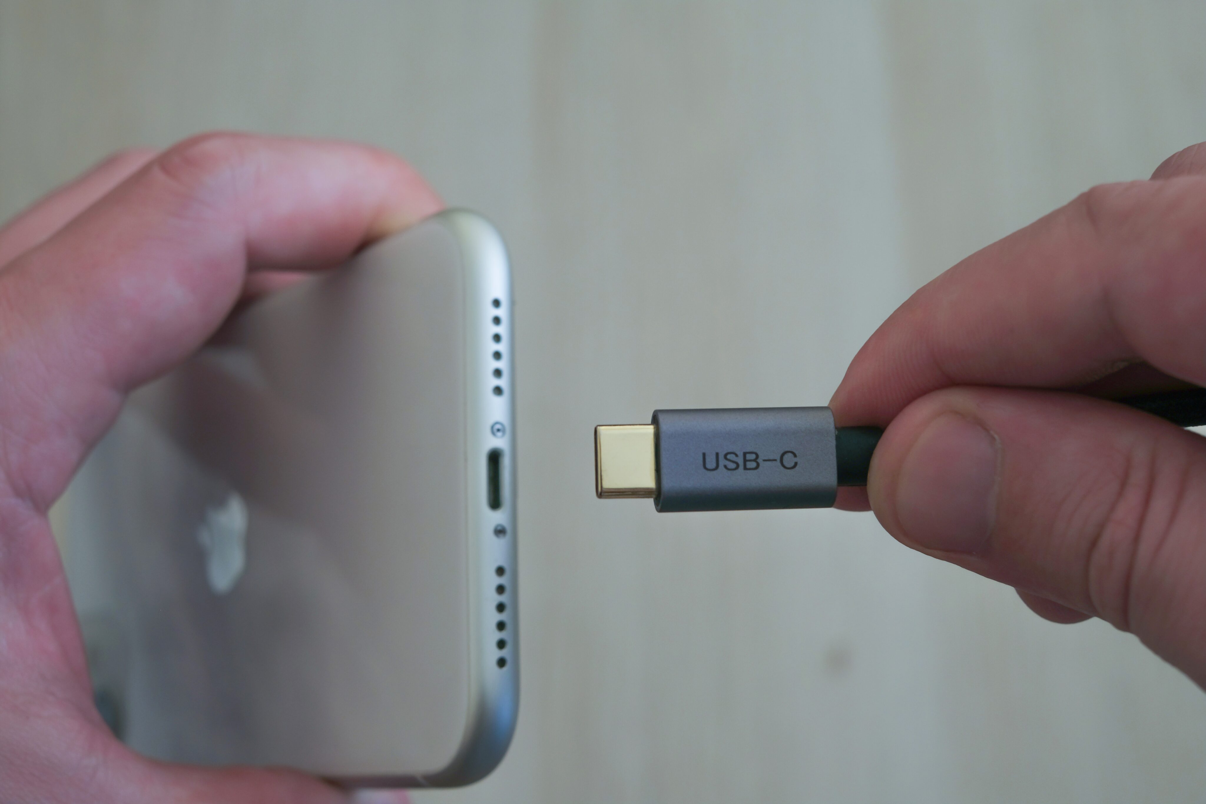 iPhone e cabo USB-C