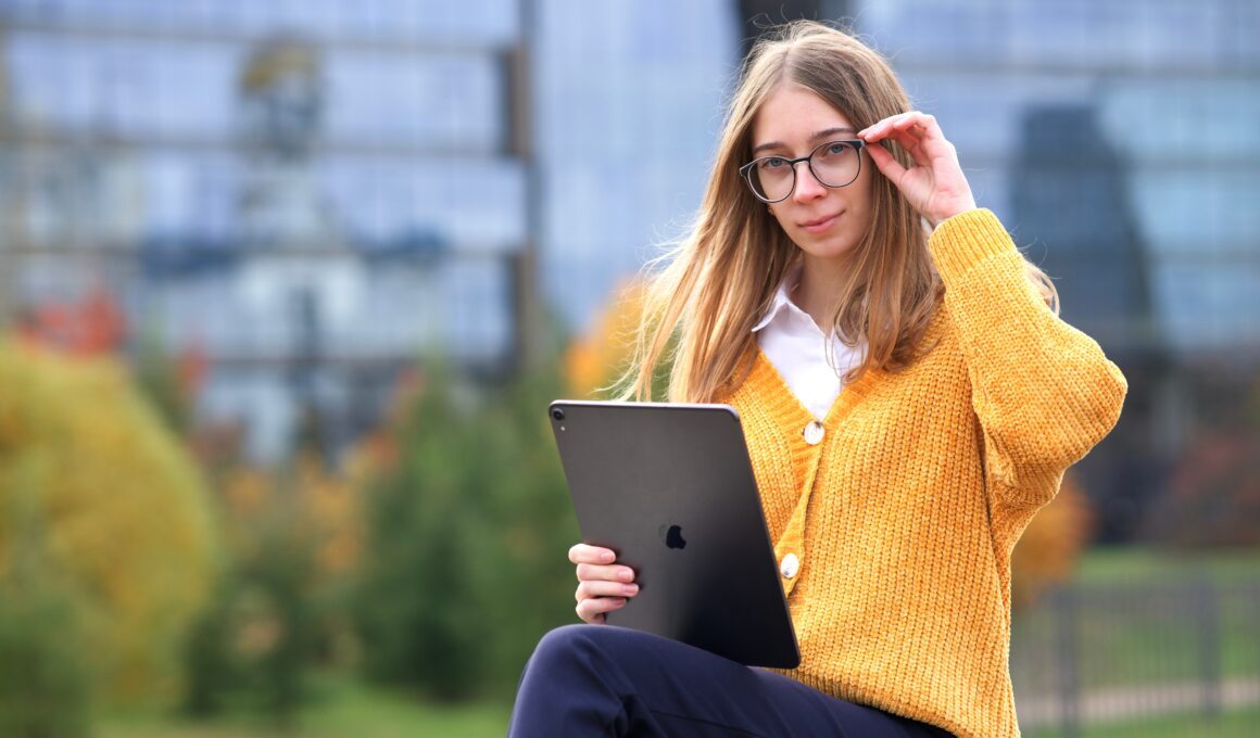 Garota de óculos com iPad Pro