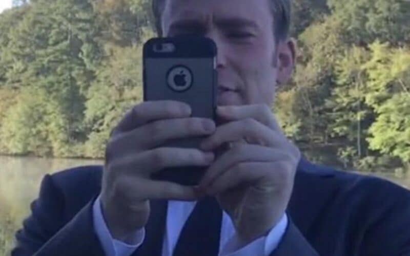 Chris Evans com seu iPhone 6s