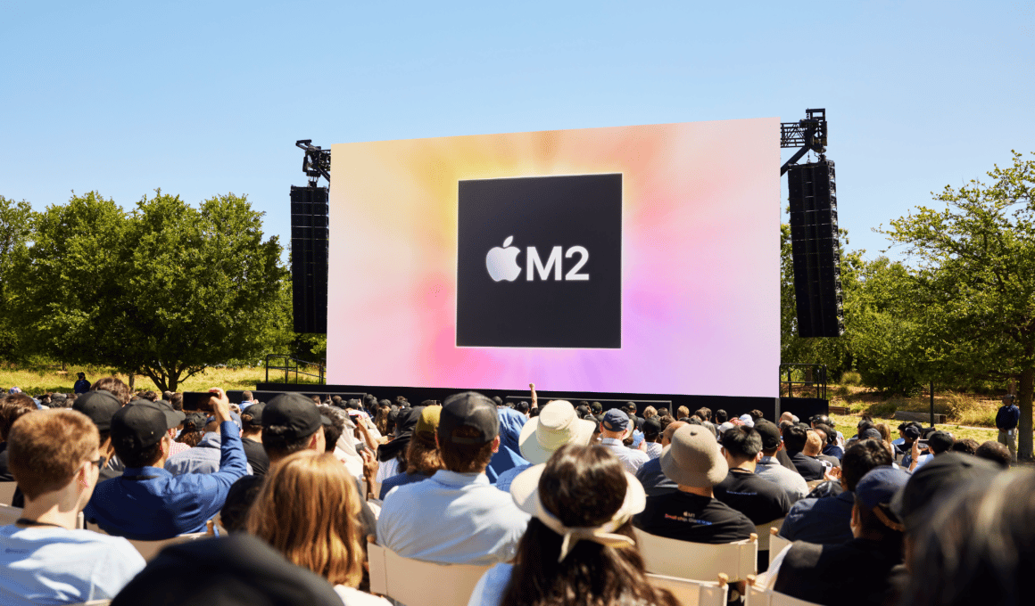 Telão com o chip M2 na keynote da WWDC22, no Apple Park