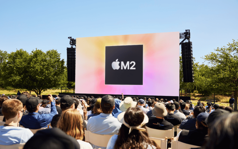 Telão com o chip M2 na keynote da WWDC22, no Apple Park