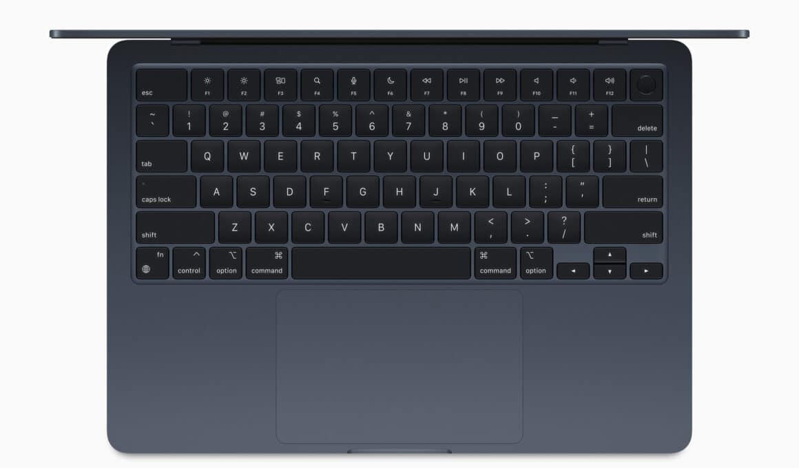 MacBook Air com M2 visto de cima, com seu Magic Keyboard