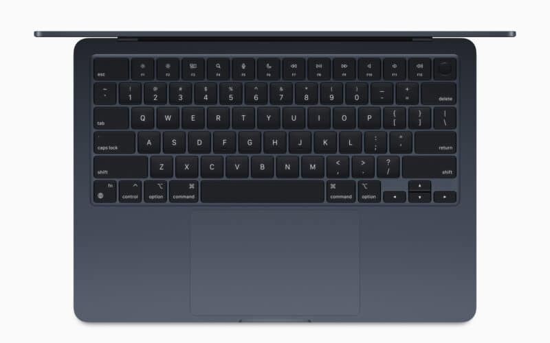 MacBook Air com M2 visto de cima, com seu Magic Keyboard