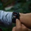 Homem verificando batimentos cardíacos no Apple Watch