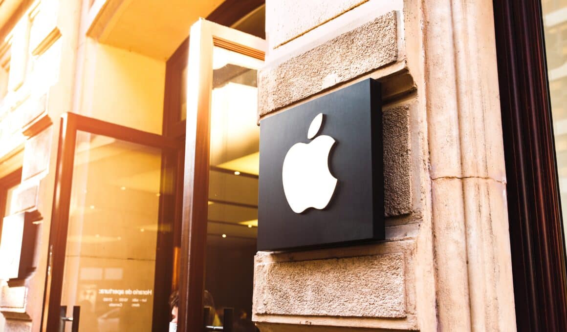 Logo da Apple em loja de Valência, na Espanha