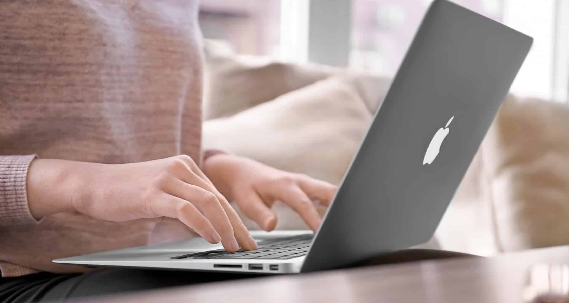 Mulher trabalhando/digitando em MacBook