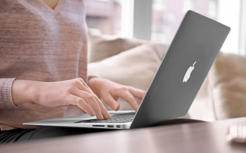 Mulher trabalhando/digitando em MacBook