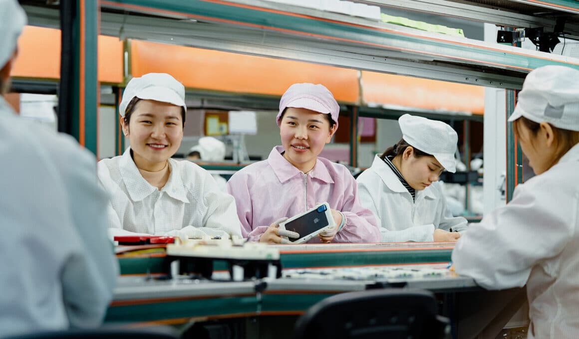 Mulheres em fábrica de iPhones