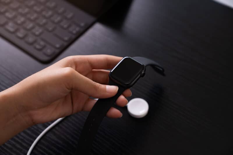 Apple Watch com carregador