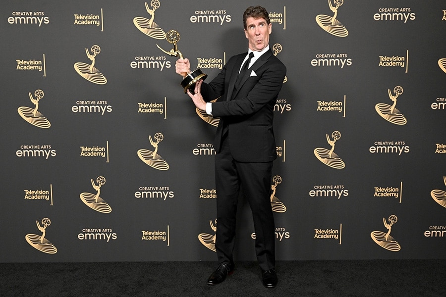 Cinco Paul recebendo Creative Arts Emmy por "Schmigadoon"