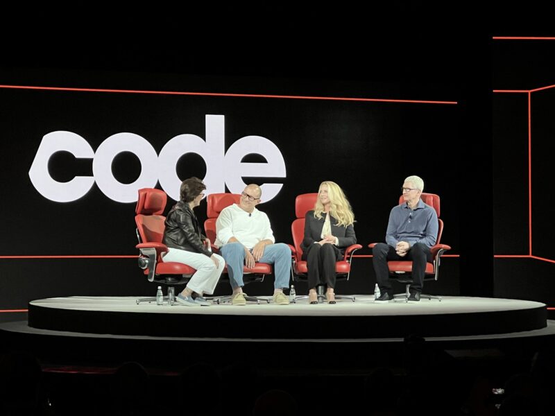 Tim Cook, Jony Ive e Laurene Powell Jobs na Code Conference