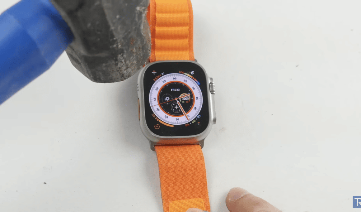 Apple Watch Ultra sendo martelado