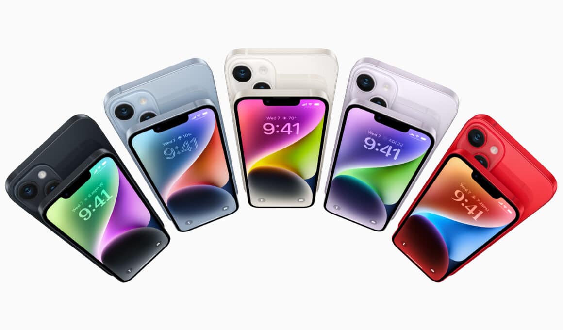 Linha de iPhones 14 e 14 Plus em cores vista de cima inclinado