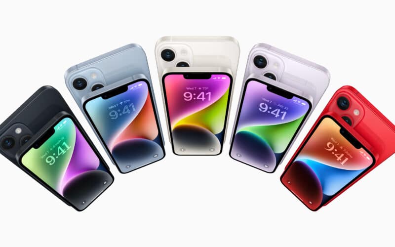 Linha de iPhones 14 e 14 Plus em cores vista de cima inclinado