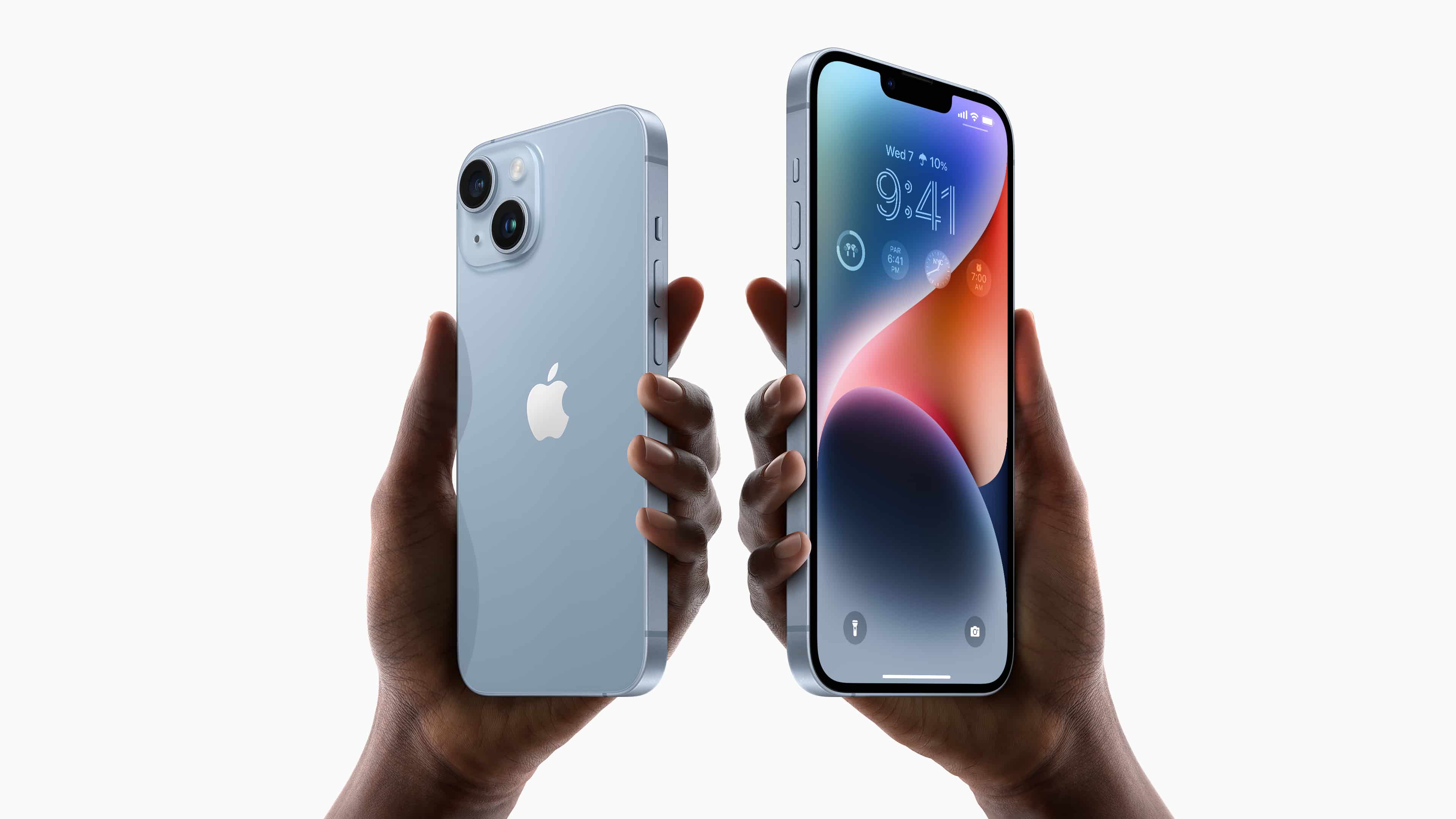 iPhones 14 e 14 Plus em mãos, um ao lado do outro