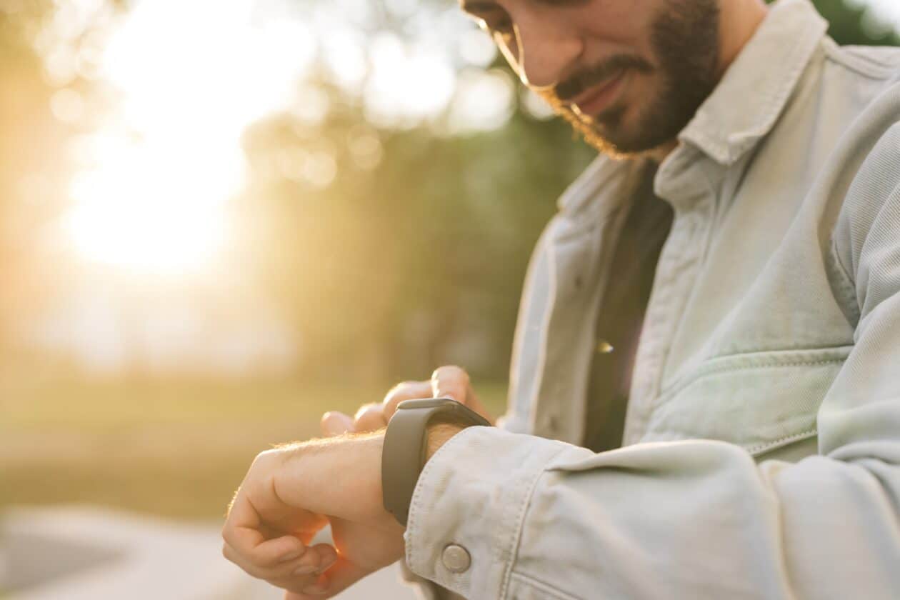 Homem usando Apple Watch