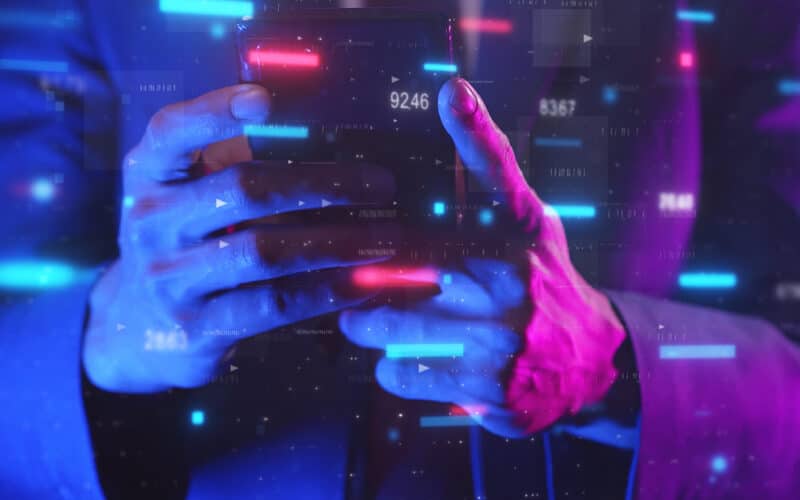 Empresário inteligente digitando dados financeiros no celular com gráfico futurista de gráfico de ações, mercado de bolsa de valores de investidores de negócios e fundo de ideias de tecnologia digital de moeda criptográfica