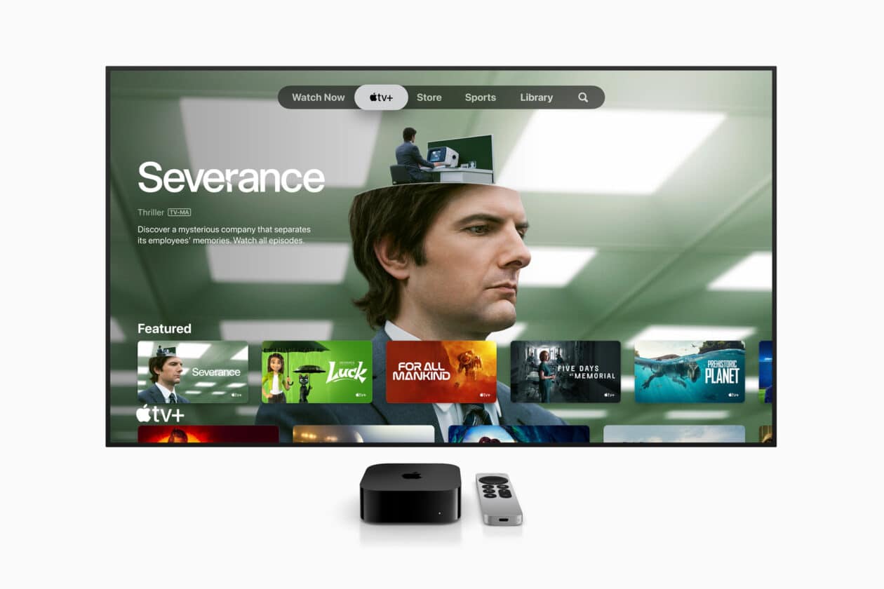Nova Apple TV 4K com Siri Remote em frente a televisão com "Severance" na tela