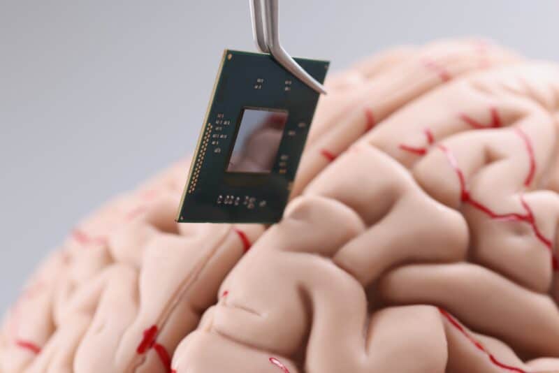 Simulação de implante de chip em cérebro