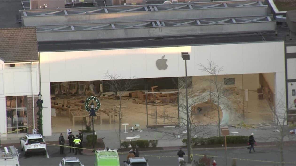 Incidente envolvendo a invasão de uma pessoa com um carro em uma Apple Store
