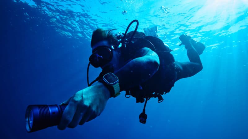 Imagem hero de mergulhador usando o app Oceanic+ com Apple Watch Ultra