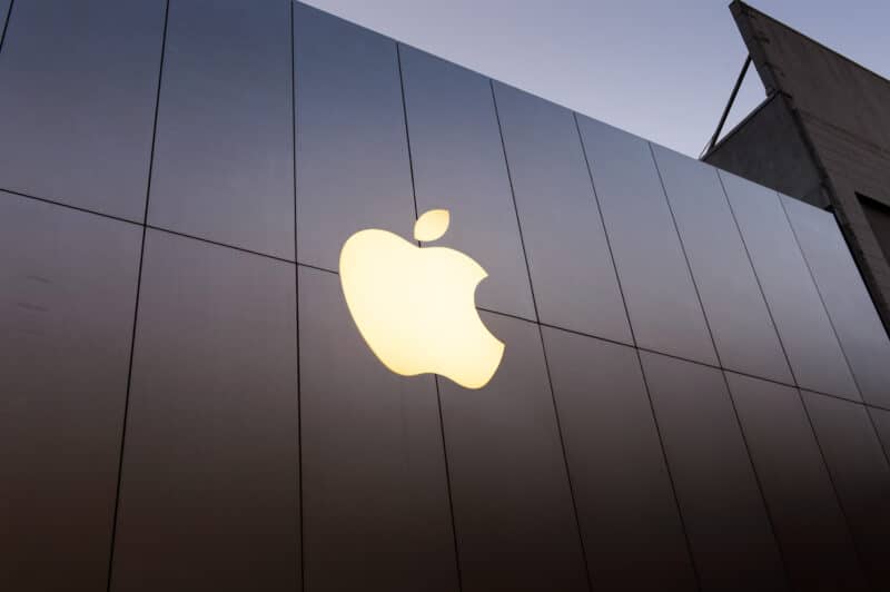 Logo da Apple na lateral de loja em San Francisco