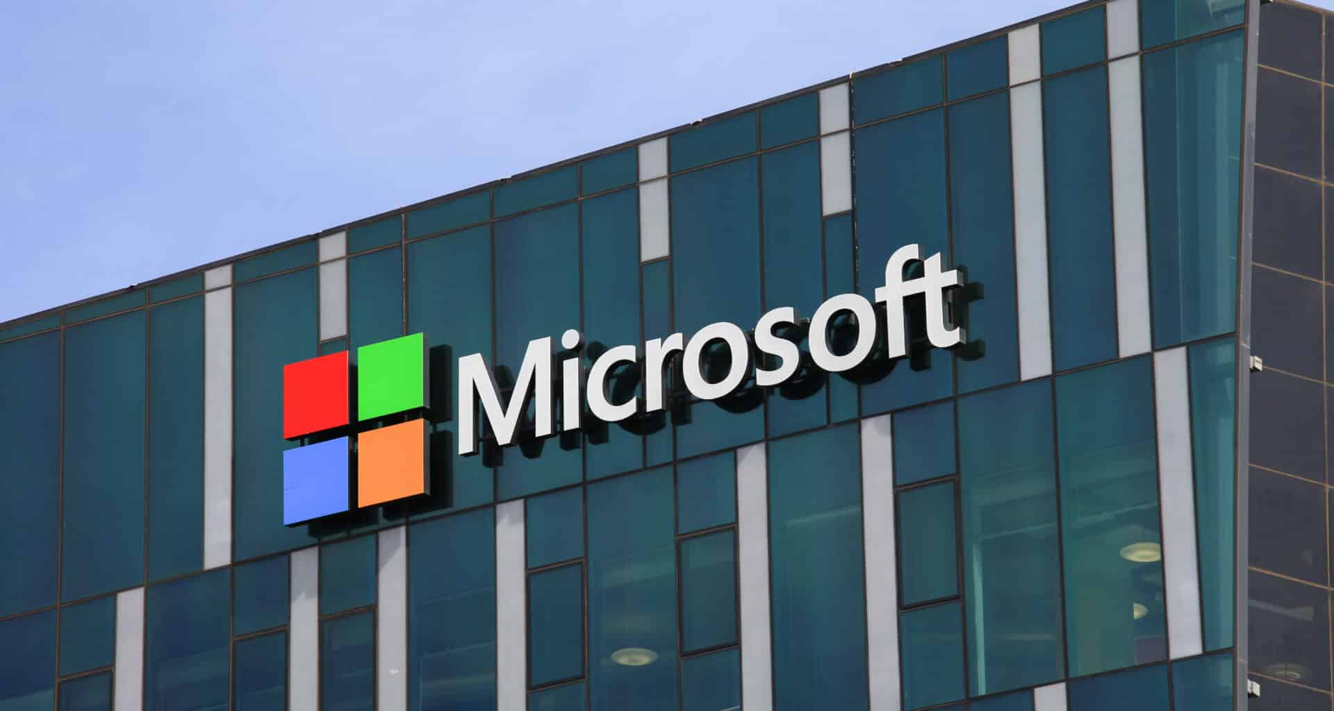 Logo da Microsoft em prédio