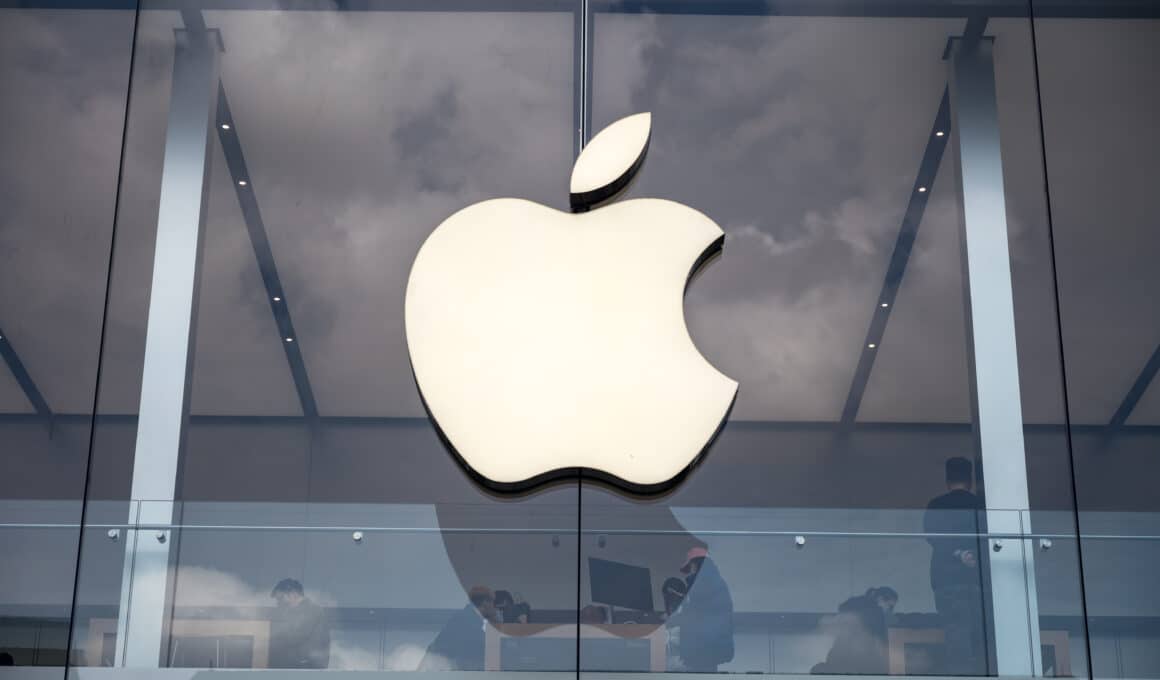 Fachada de uma Apple Store com o logo da empresa