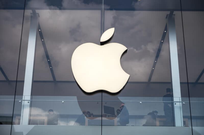 Fachada de uma Apple Store com o logo da empresa