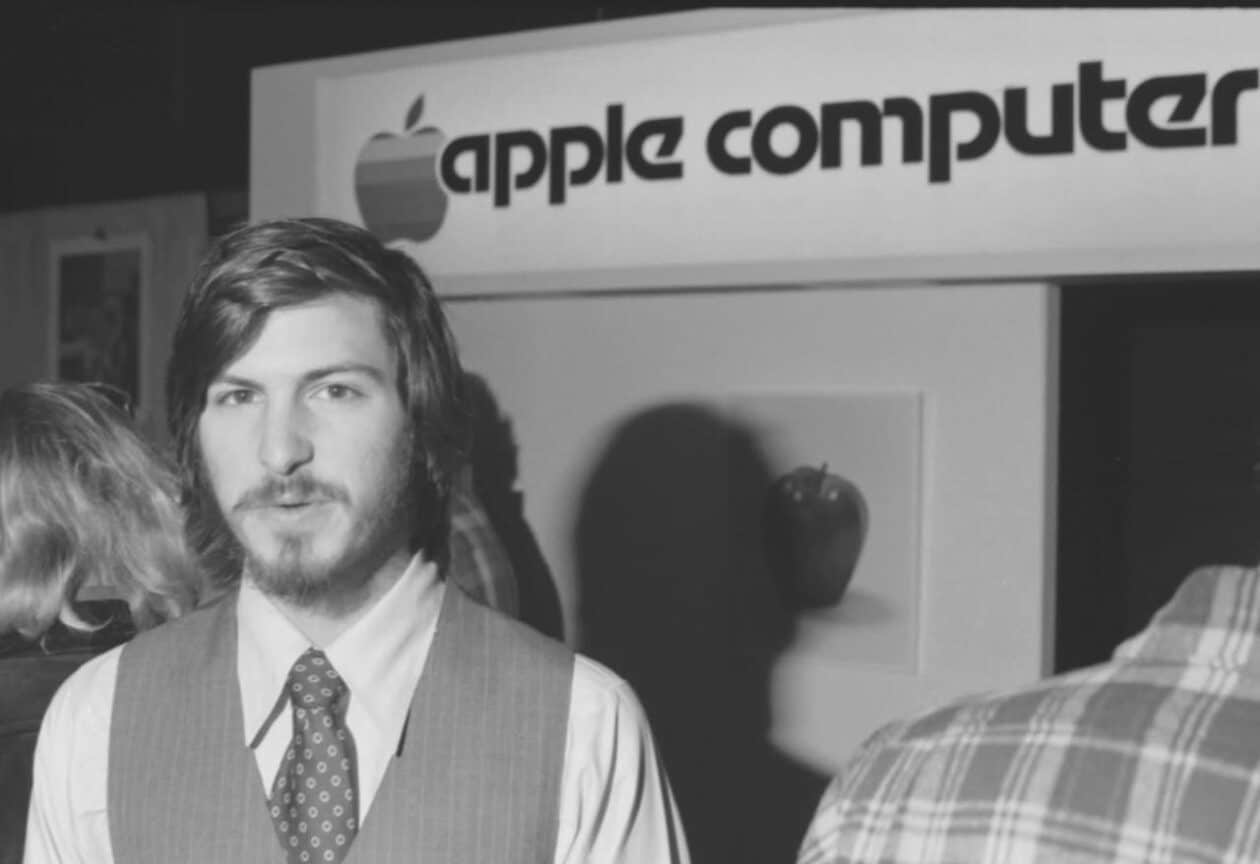 Steve Jobs e o primeiro letreiro da Apple Computer