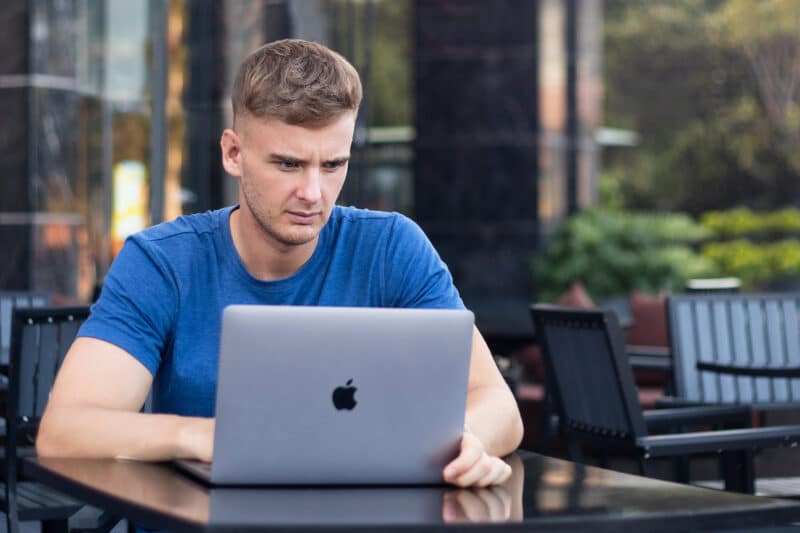 Homem trabalhando em MacBook